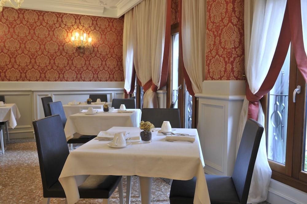 Al Theatro Palace Venezia